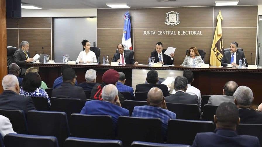 Dany Alcántara celebra suspensión de norma sobre encuestas electorales