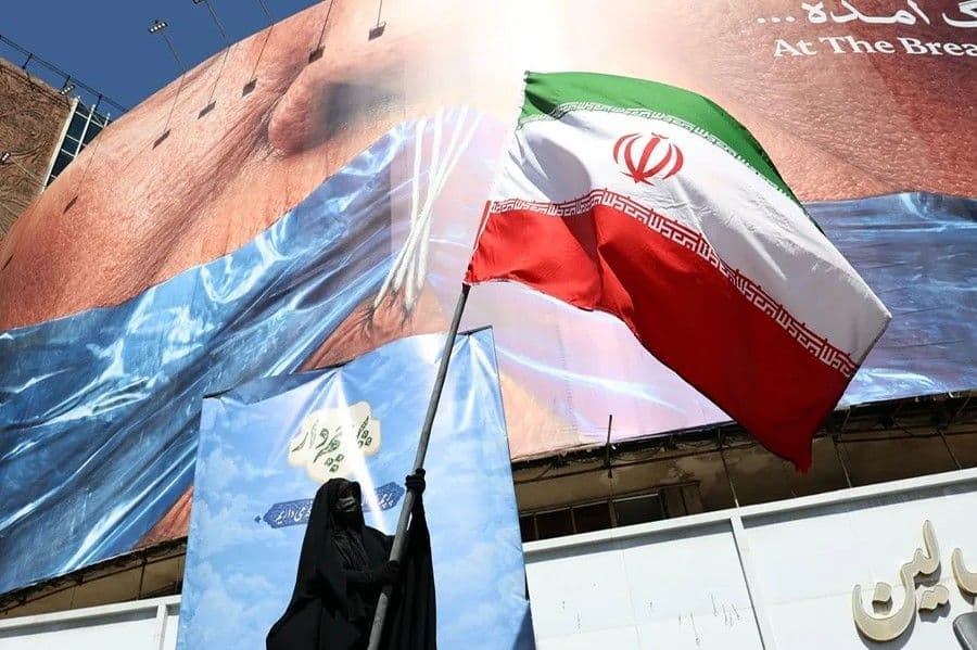 Irán y EE. UU. alcanzan acuerdo de paz para detener operaciones militares