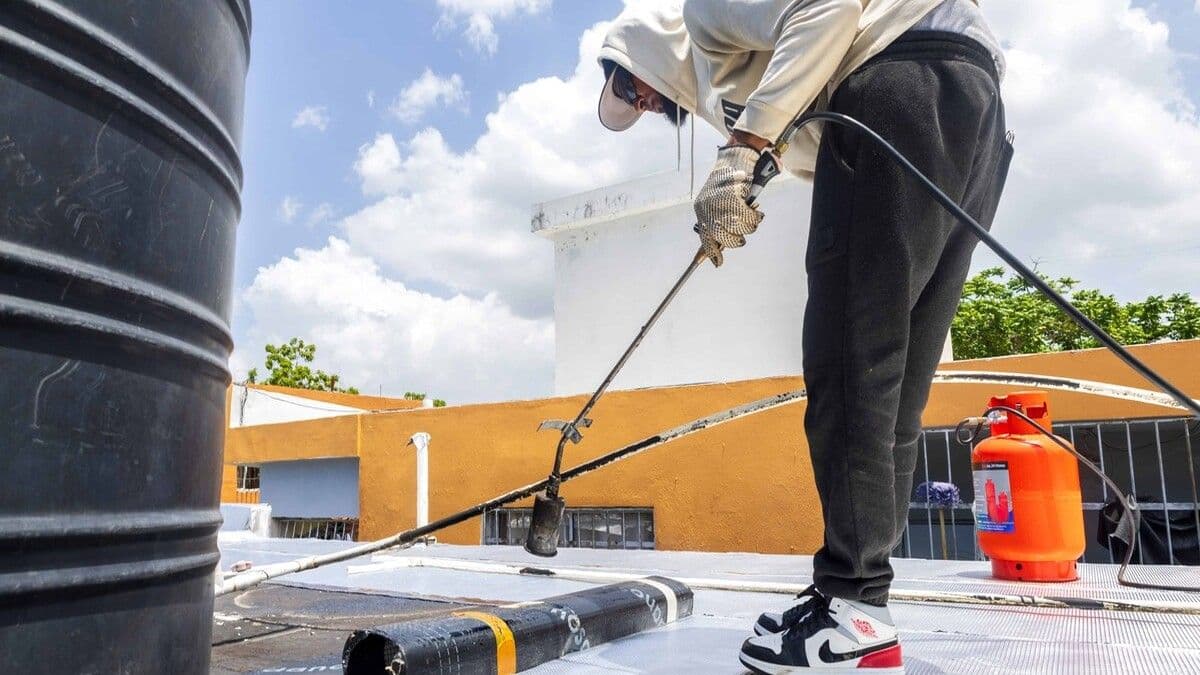Gobierno destina 400 millones para impermeabilización de escuelas