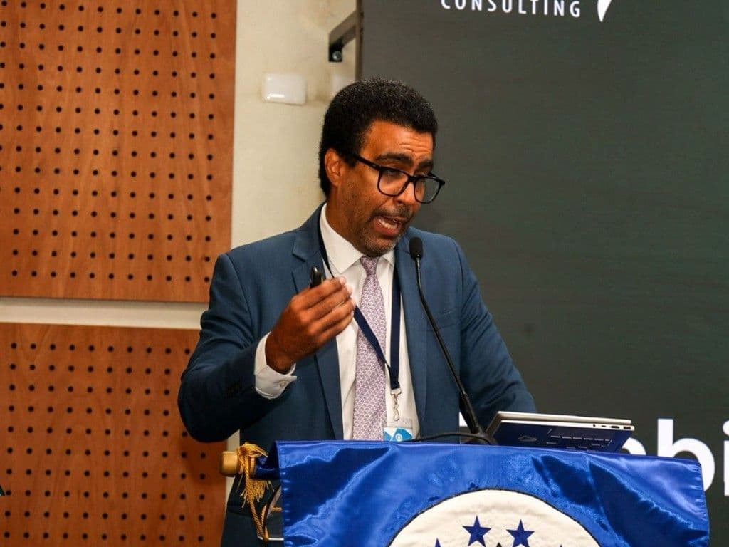 Economista advierte sobre riesgos globales para la banca