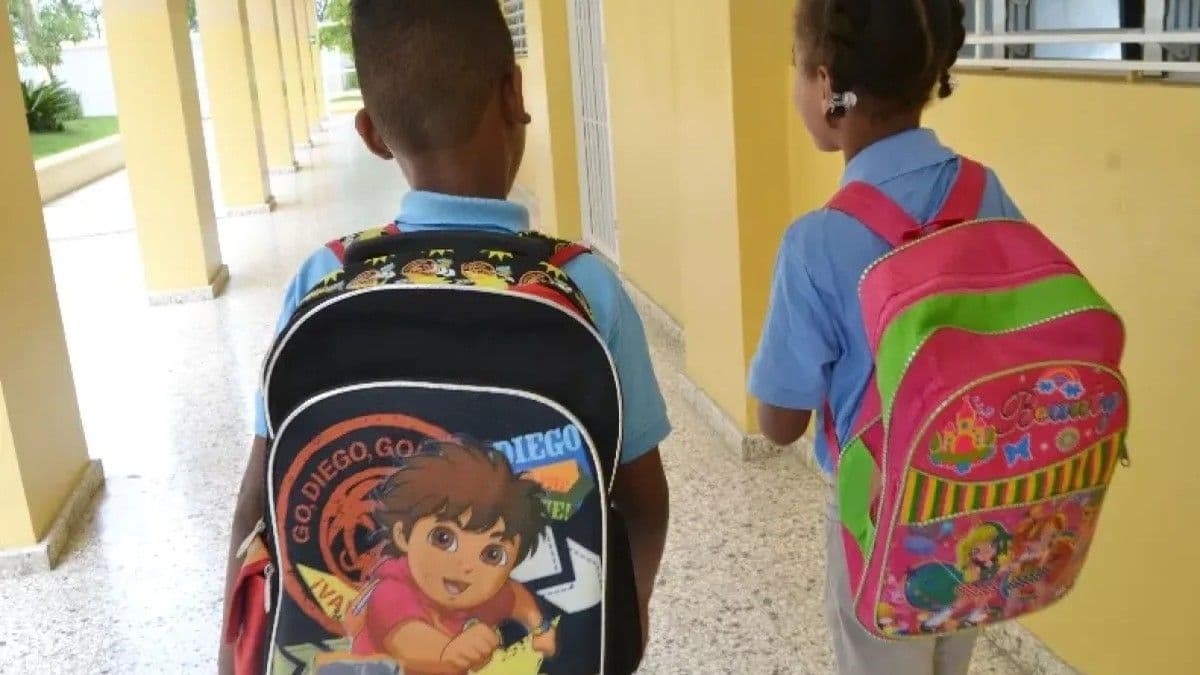 Especialista recomienda moderar peso de mochilas escolares para evitar lesiones