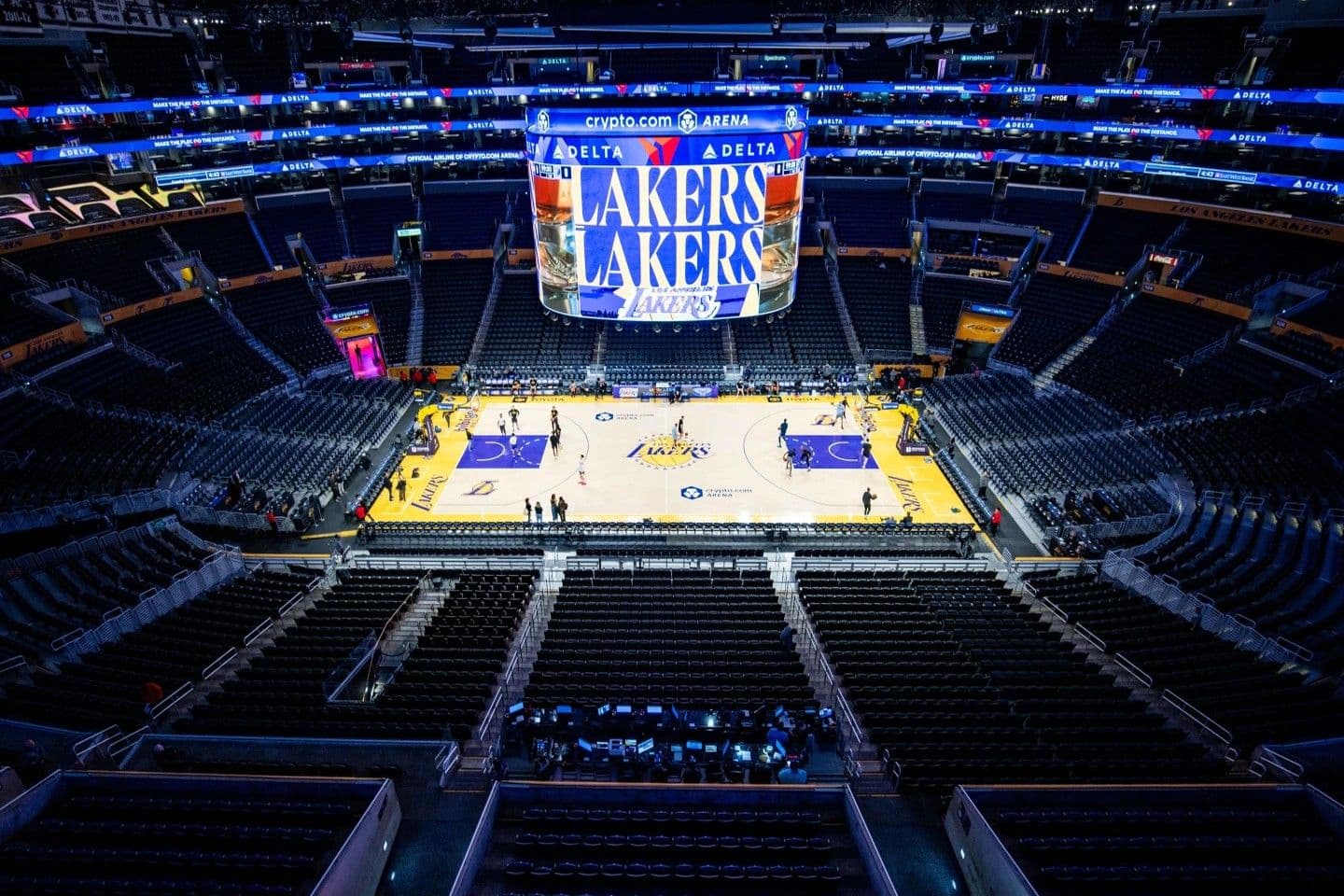 Familia Buss vende acciones restantes de los Lakers a nuevos propietarios