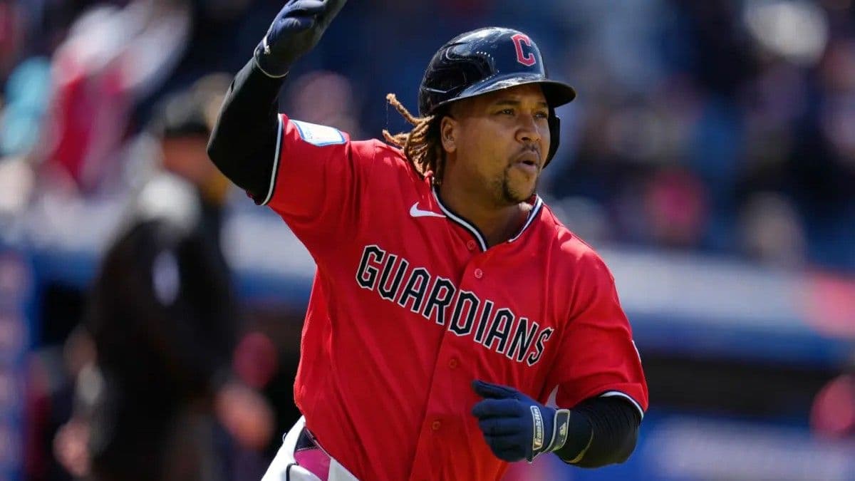 José Ramírez iguala récord de embasarse en 16 juegos consecutivos en playoffs