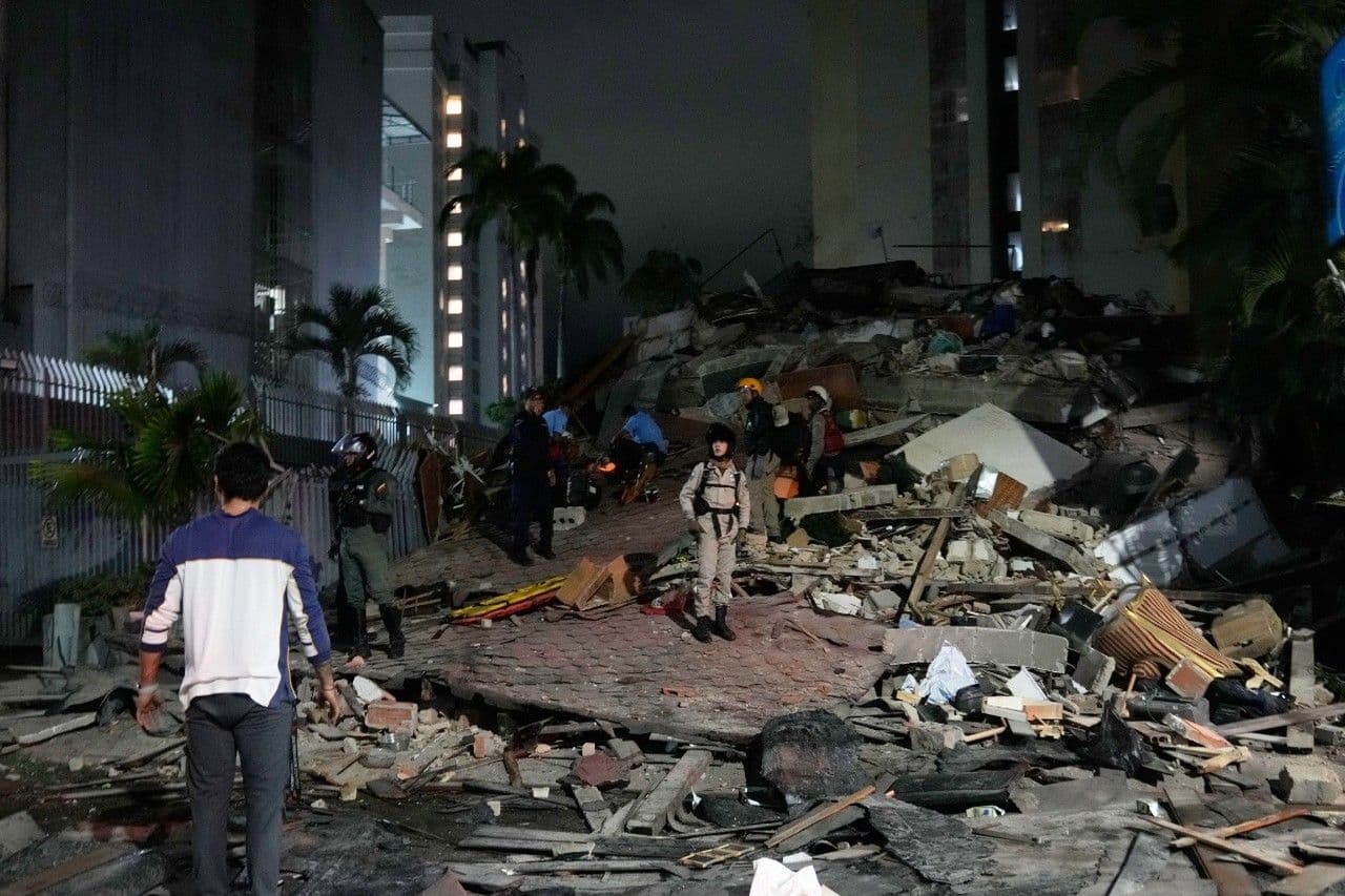 Dos fuertes terremotos sacuden Venezuela, provocando el derrumbe de edificios y viviendas en Caracas
