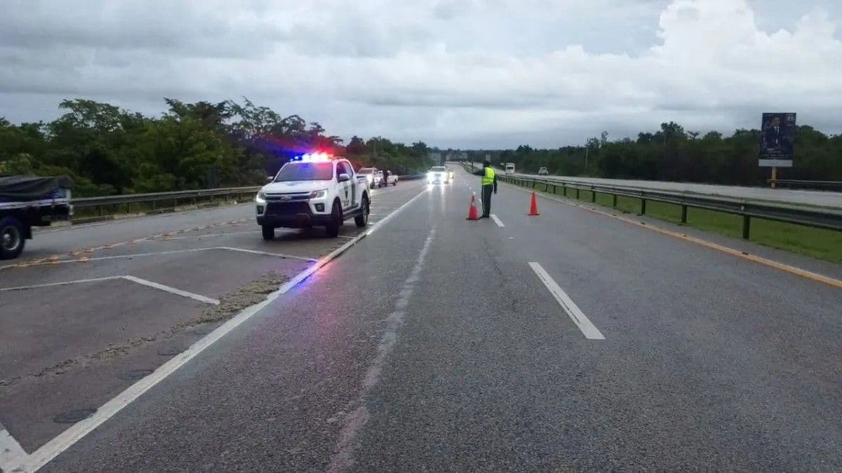 Accidentes y derrame de combustible complican tránsito en Autopista del Coral