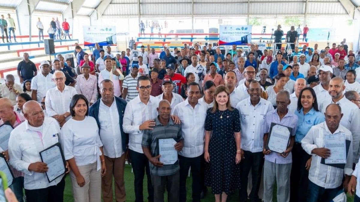 Gobierno entrega títulos de propiedad a familias de Galván, Bahoruco