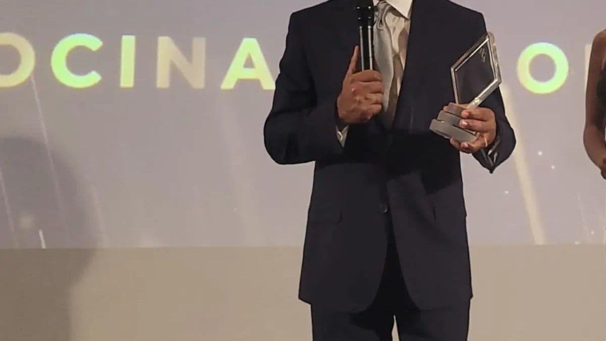 Dany Alcántara recibe premio como nuevo líder de medios en RD