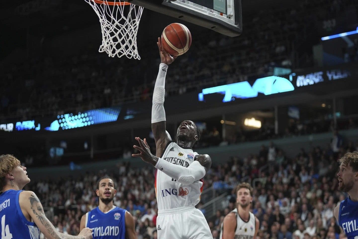 Los Hornets adquieren a Dennis Schroder en intercambio con los Cavaliers