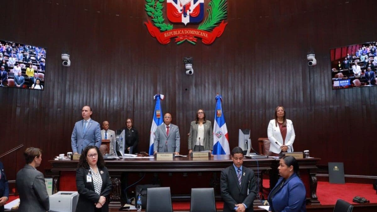 Diputados aprueban proyecto para incluir materia de moral y cívica en escuelas