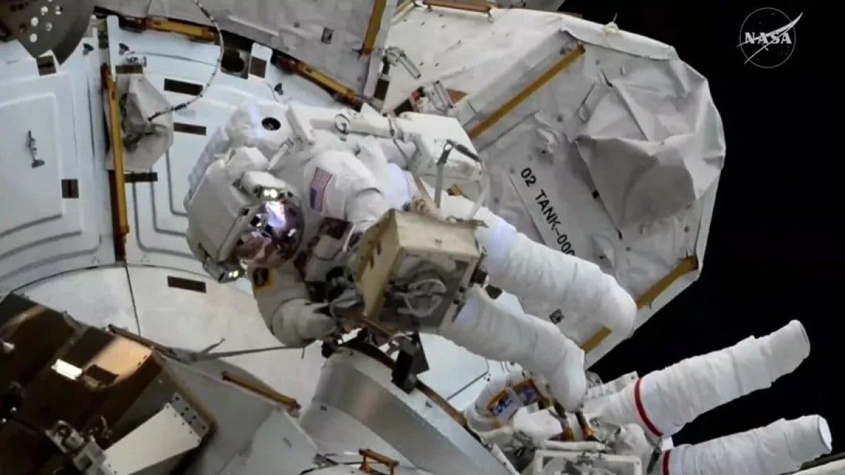Astronautas concluyen caminata espacial con inconveniente en traje