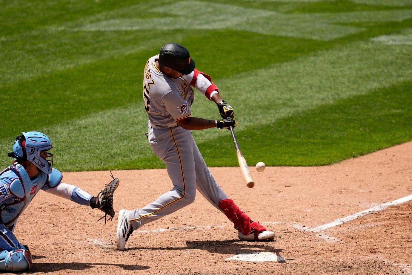 Esmerlyn Valdez destaca en la MLB con actuación histórica para los Piratas