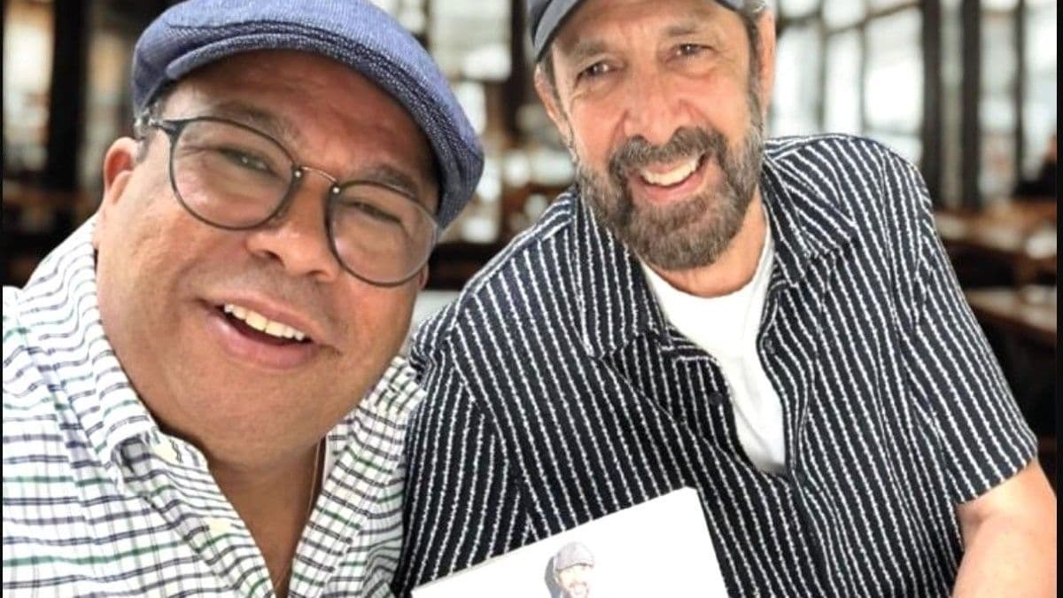 Juan Luis Guerra recibe libro sobre su vida escrito por Euri Cabral