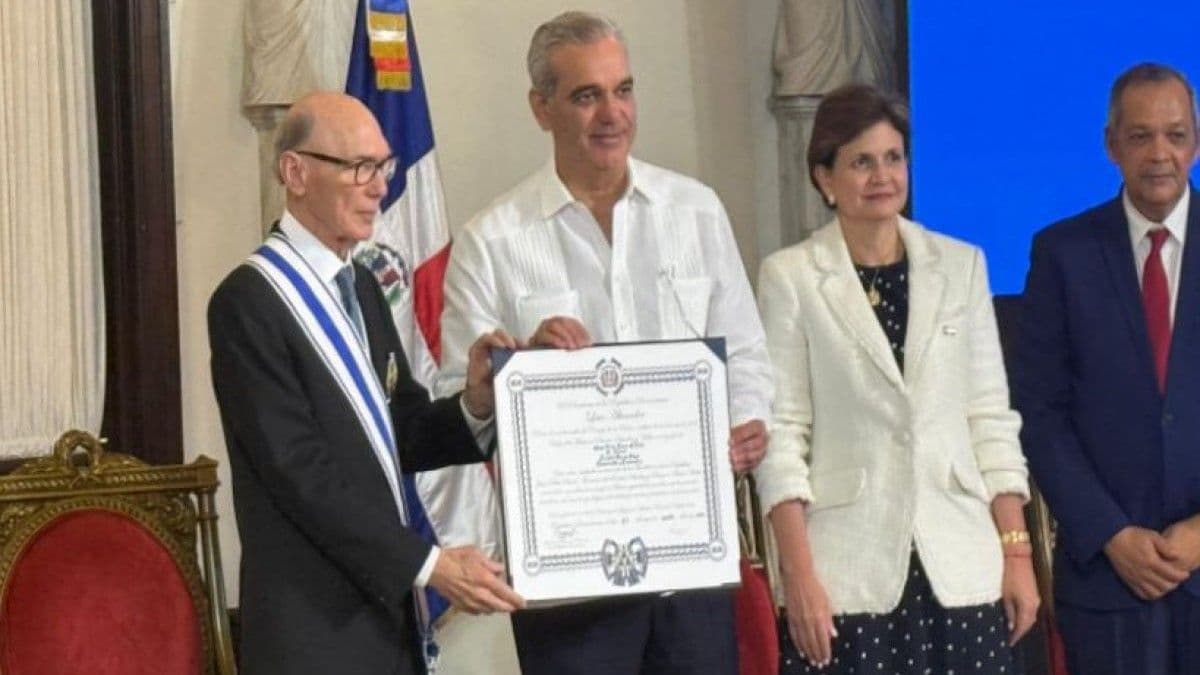 Luis Abinader condecora a Frank Moya Pons en el Palacio Nacional