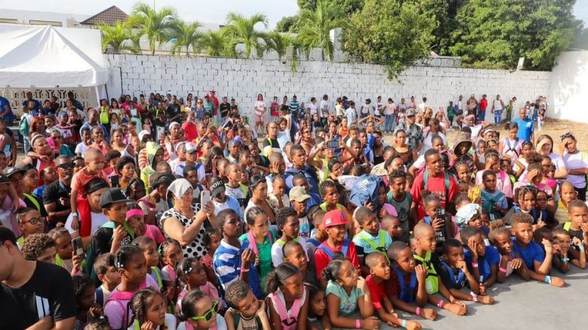 Fundación Sur Apoyarte entrega mochilas y útiles escolares en Baní