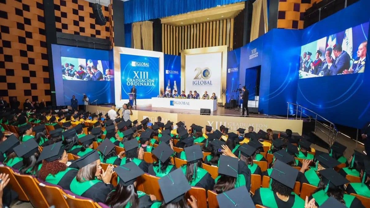 IGLOBAL gradúa a 241 nuevos profesionales en ceremonia encabezada por Leonel Fernández