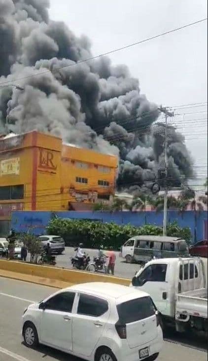 Incendio en sucursal de LyR Comercial en la Autopista Las Américas