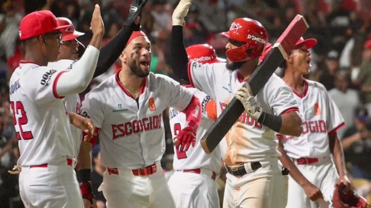 Leones del Escogido vencen a Águilas Cibaeñas con jonrón de Jonathan Guzmán