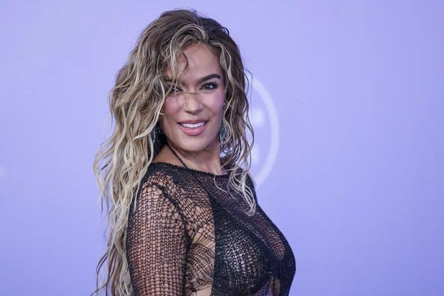 Karol G lanza su sexto álbum 'No me arrepiento de sentir tanto'