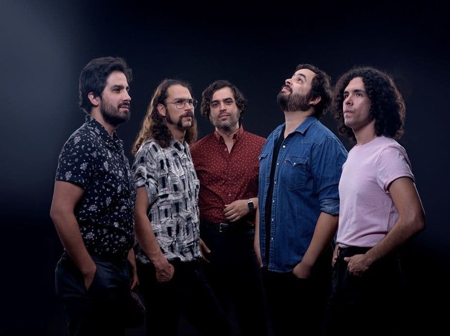Enjambre aborda la salud mental con su nuevo álbum 'Daños Luz'