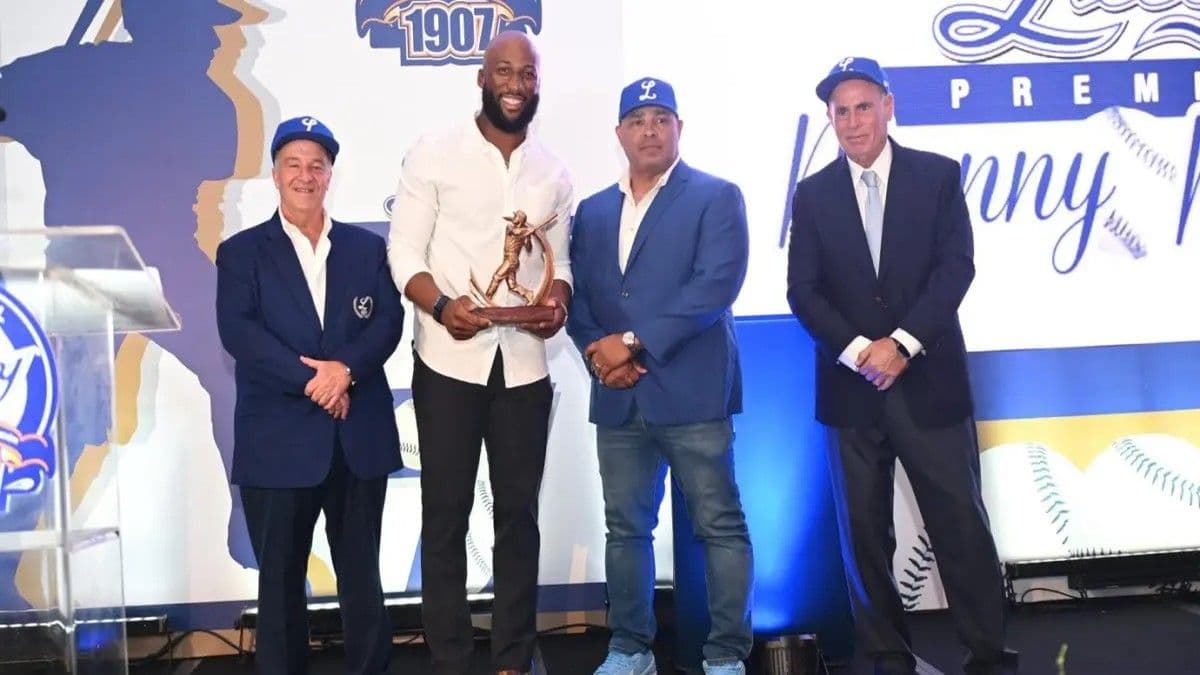 Mel Rojas Jr. recibe el primer premio Manny Mota del Licey