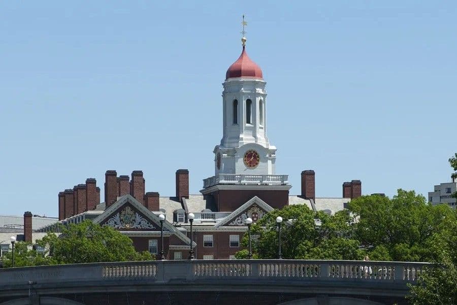 Juez desestima demanda del Gobierno Trump contra Harvard por antisemitismo