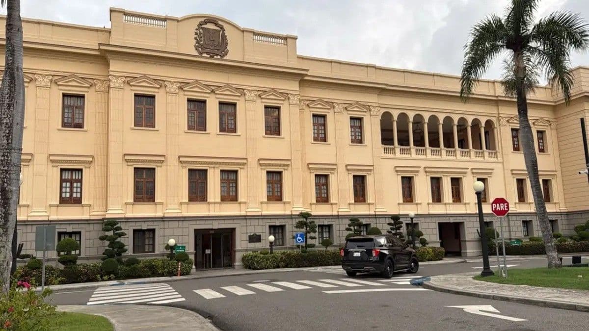 Abinader evalúa situación en Haití con ministros de Relaciones Exteriores y Defensa