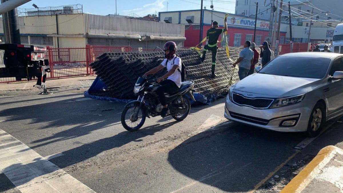 DIGESETT recomienda rutas alternas tras accidente de patana en Santo Domingo