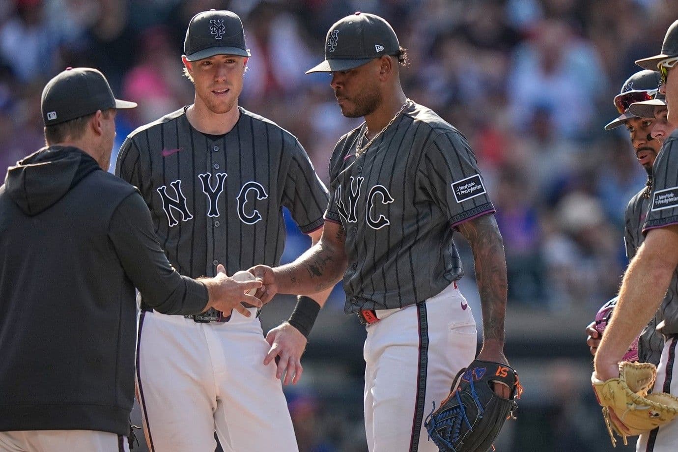 Freddy Peralta enfrenta desafíos antes de la fecha límite de cambios en MLB