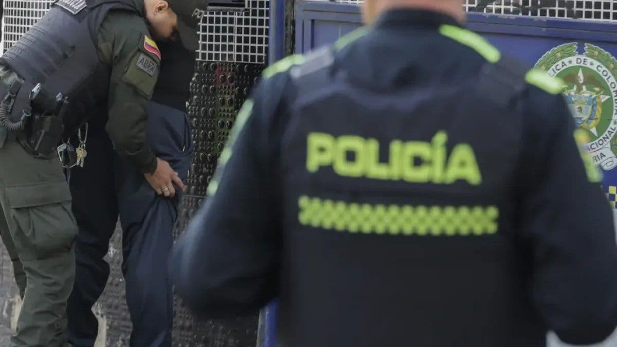 Menor realiza disparos intimidatorios en escuela de Medellín y se autolesiona