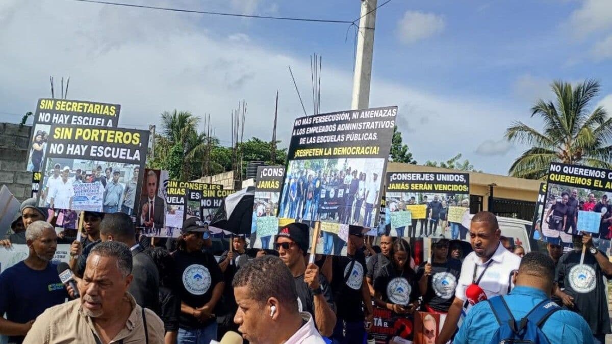 Conserjes y empleados escolares protestan por aumentos salariales en inicio del año escolar