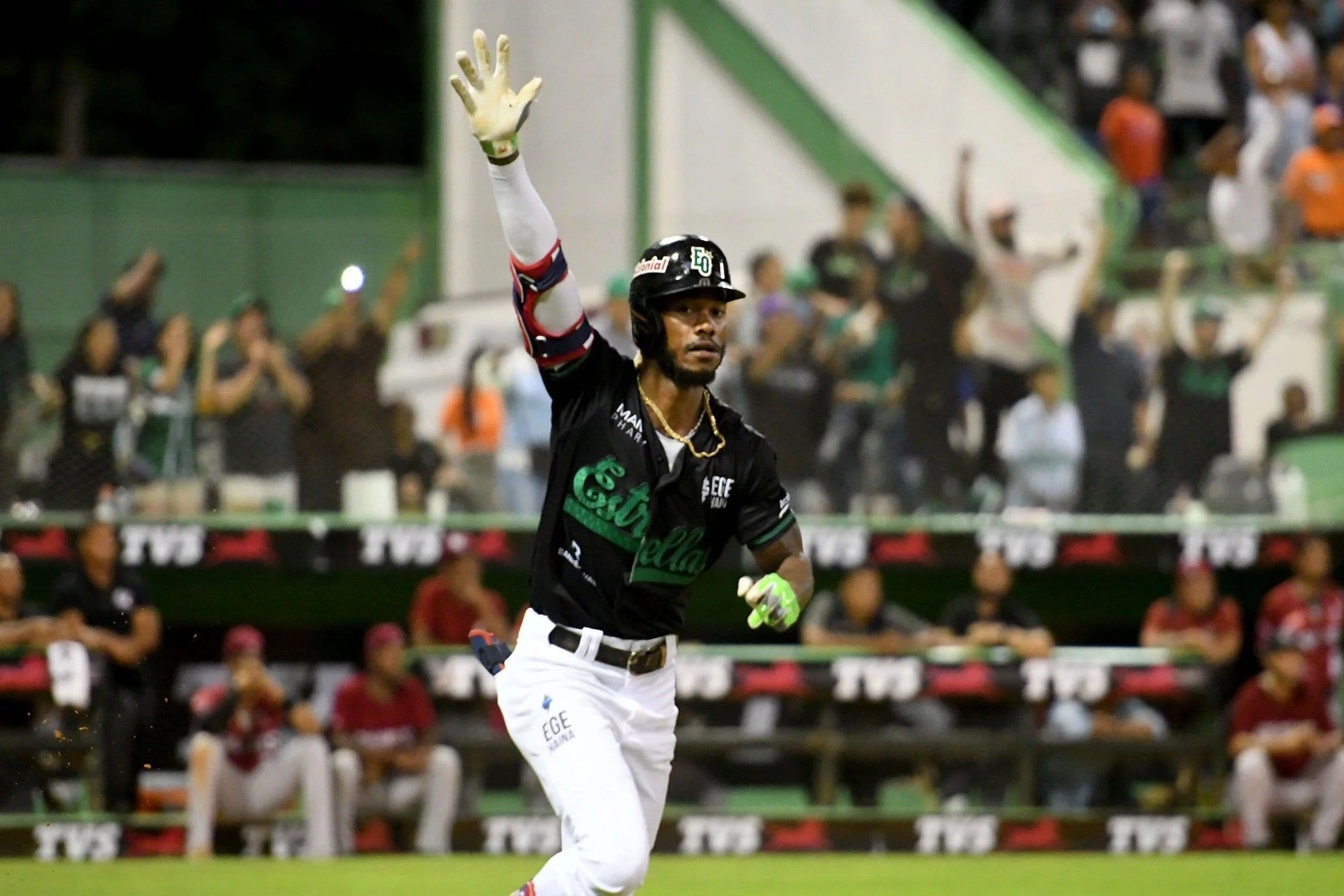 Las Estrellas vencen a los Gigantes en el torneo de béisbol otoño-invernal