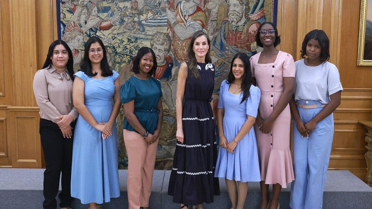 Reina Letizia recibe a jóvenes dominicanas becadas para estudios universitarios