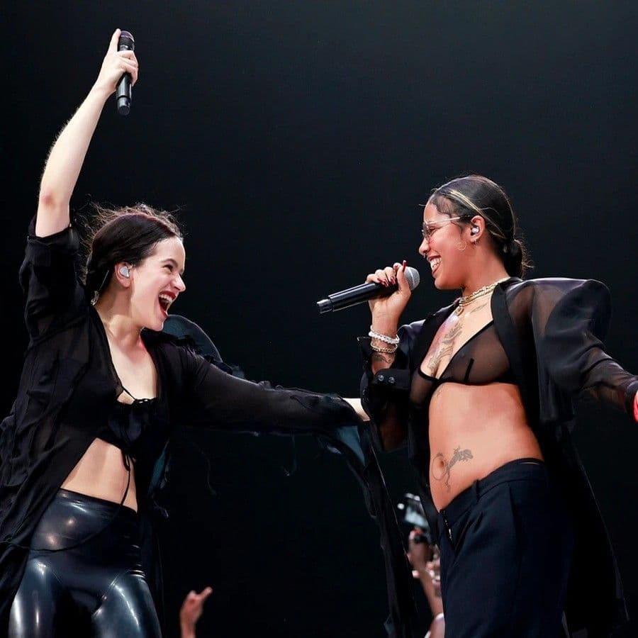 Rosalía y Tokischa reafirman su amistad en concierto en Bogotá