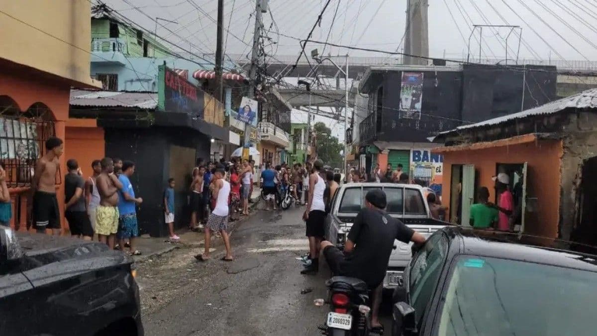Jóvenes desafían alertas meteorológicas con fiestas en Santo Domingo
