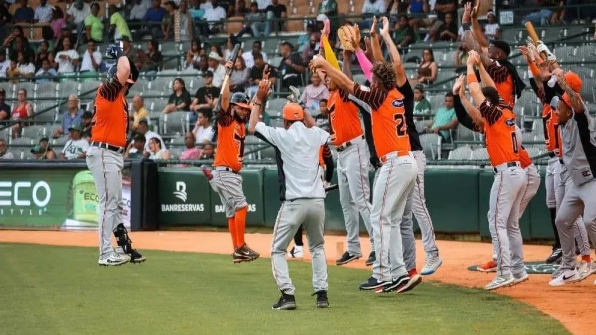 Toros del Este vencen a las Estrellas Orientales con jonrones de Urbaez y Rodríguez