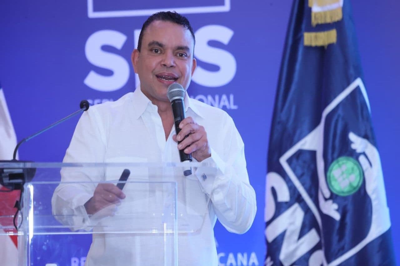 Julio Landrón realiza cambios en la dirección de 18 hospitales