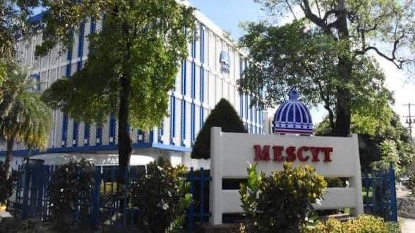 Estudiantes deberán devolver becas de MESCyT por incumplimiento