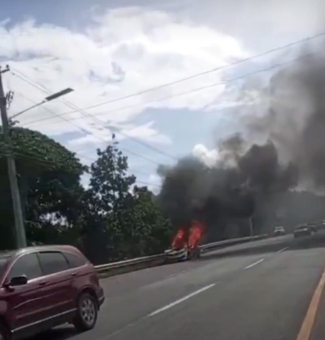 Incendio de vehículo en autopista 6 de Noviembre moviliza a Digesett
