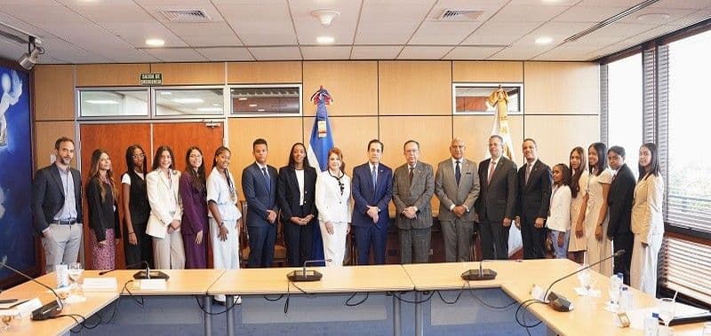 Valdez Albizu recibe a estudiantes dominicanos destacados en España