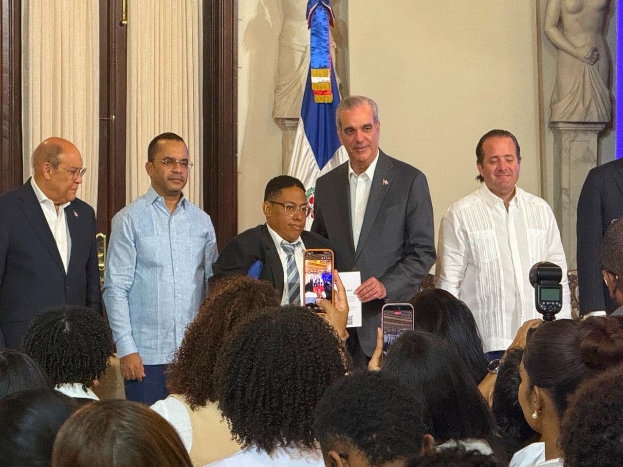 Abinader entrega 36 mil becas del ITLA para jóvenes