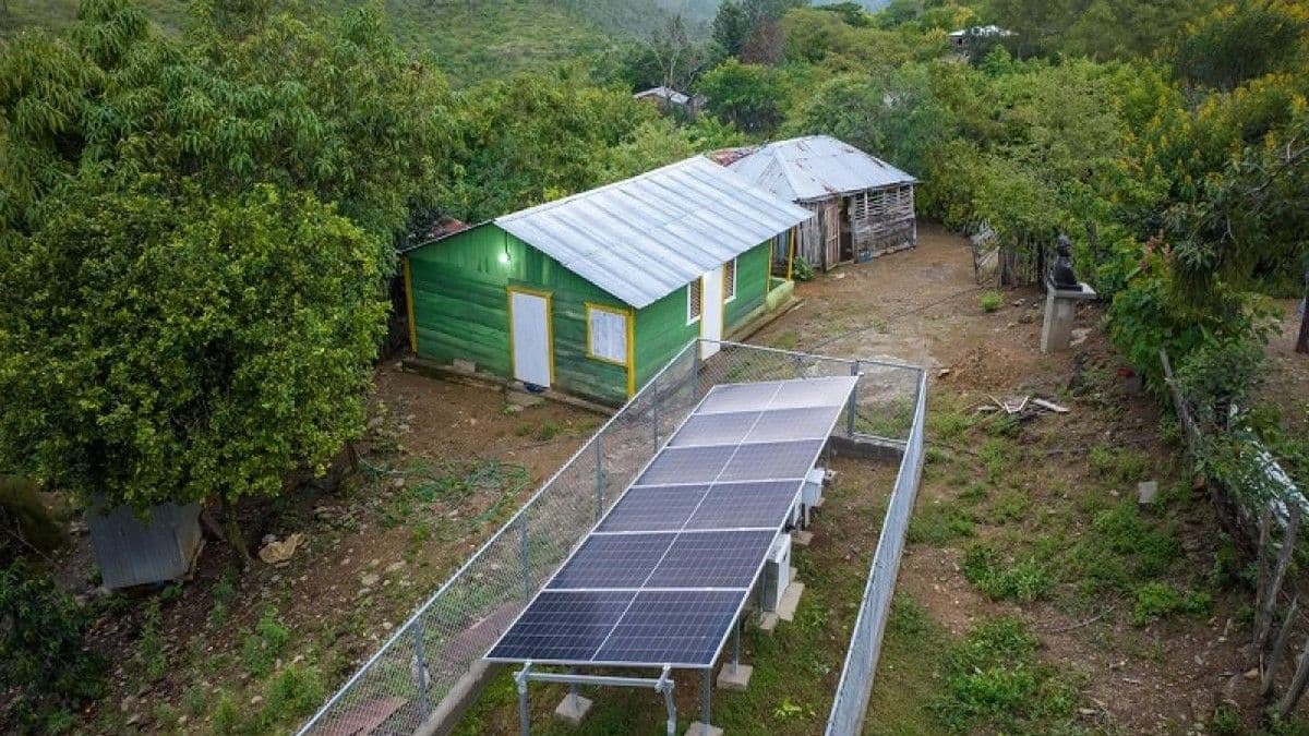 Más de 100 viviendas en Pedro Santana reciben energía eléctrica solar