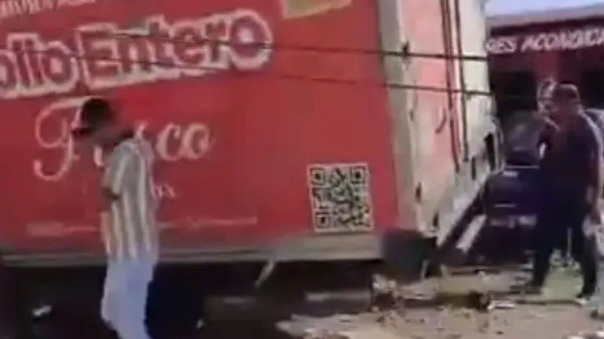 Camión de transporte de pollo impacta vehículos en taller de Azua