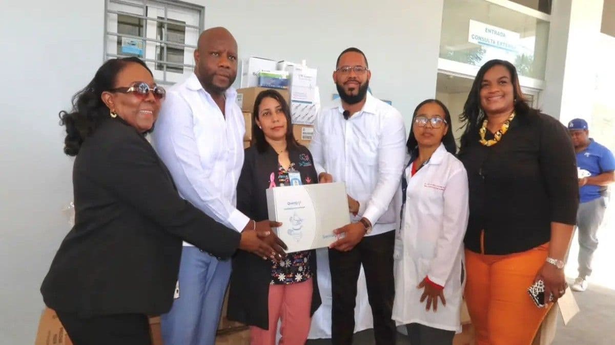 Entrega de insumos médicos en hospital de Boca Chica