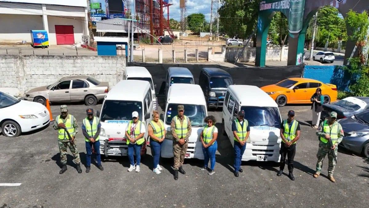 INTRANT retiene vehículos por servicios ilegales en Ciudad Juan Bosch