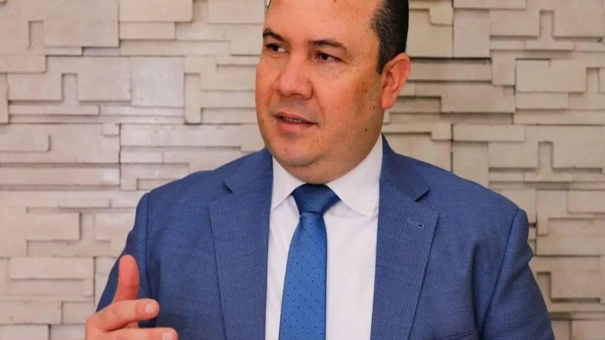 Politólogo Juan González defiende la libertad de prensa ante declaraciones del embajador ruso