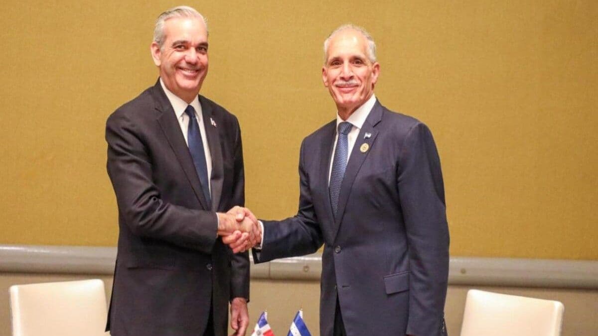 Luis Abinader recibe al presidente de Honduras en visita oficial