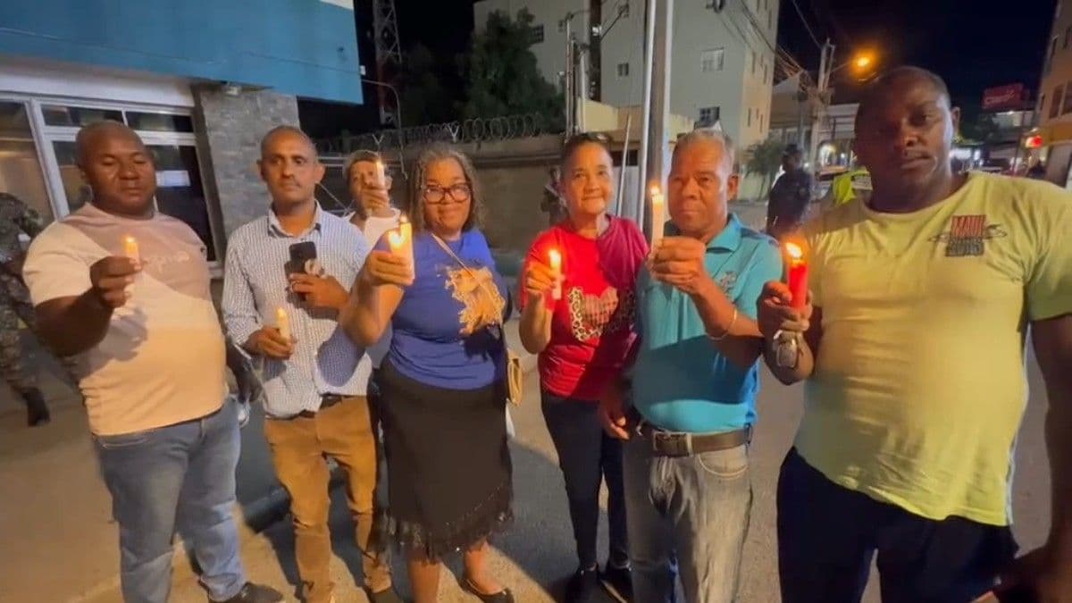Comunitarios protestan con velas en Dajabón contra altas facturas eléctricas y apagones