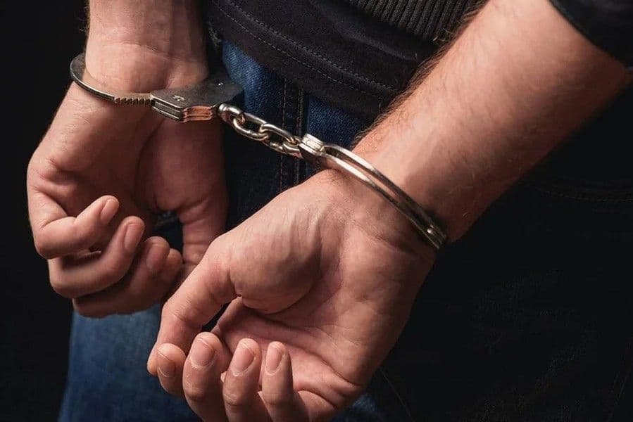 Policía apresa a tres hombres en San Juan y La Vega por posesión de armas y drogas