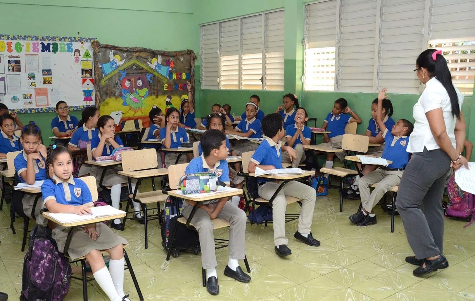 Desafíos de sobrepoblación en aulas afectan rendimiento académico
