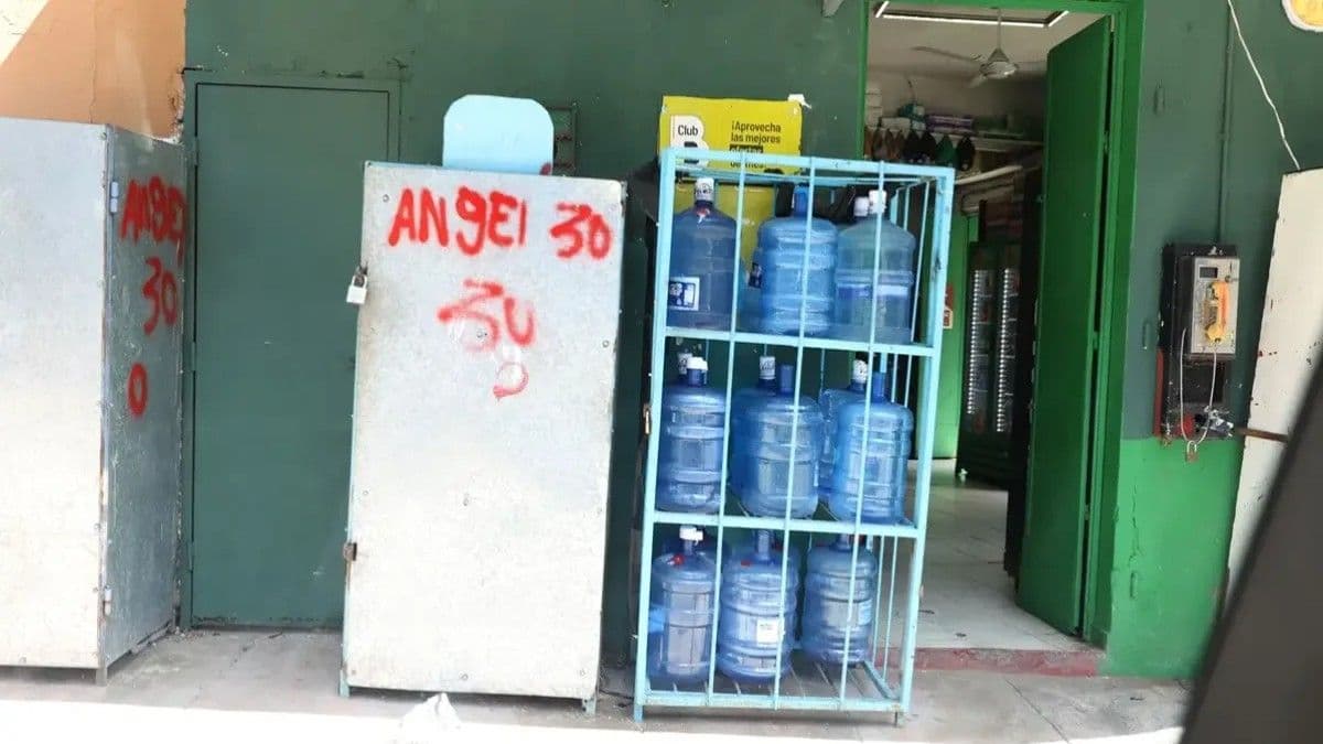 Persisten colmados sin protección solar para botellones de agua en Santo Domingo
